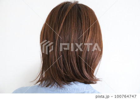 女性の後ろ姿　髪の毛のうねり 100764747