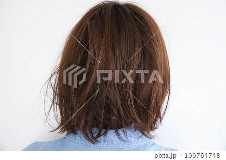 ボサボサの髪の毛 ダメージヘアー ボサボサの髪の毛 ダメージヘアー 100764748