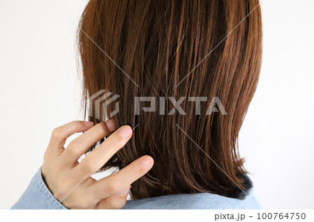 髪の毛を触る女性の手元 髪の毛を触る女性の手元 100764750
