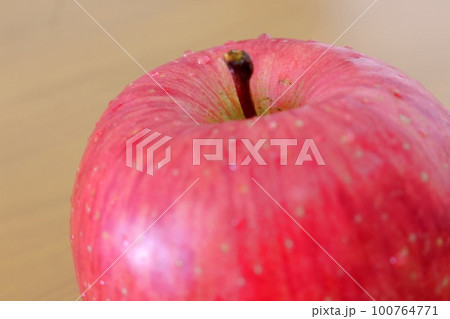 赤くて甘いりんごの画像 赤くて甘いりんごの画像 100764771