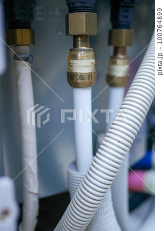 電気給湯器の内部の配管 100764899