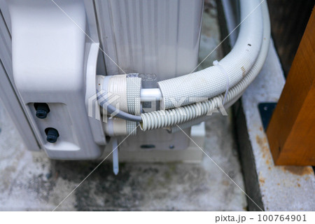 電気給湯器の内部の配管 100764901