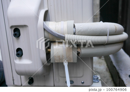 電気給湯器の内部の配管 電気給湯器の内部の配管 100764906