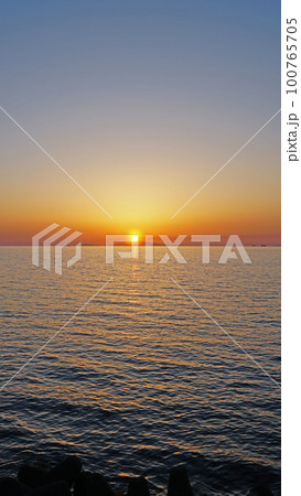 淡路島西海岸から見る夕景 100765705