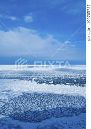 【北海道】冬の網走 能取岬の流氷 100765727