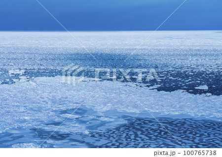 【北海道】冬の網走 能取岬の流氷 【北海道】冬の網走 能取岬の流氷 100765738