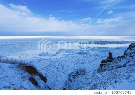 【北海道】冬の網走 能取岬の流氷 100765745