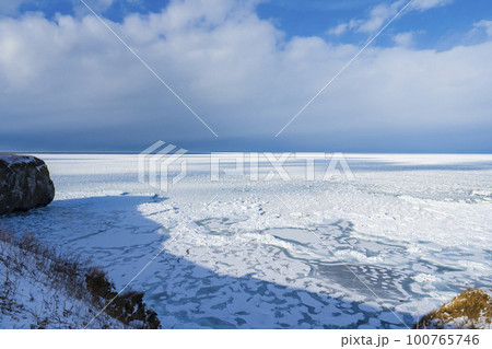 【北海道】冬の網走 能取岬の流氷 100765746