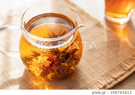 サーバーに入った中国花茶 サーバーに入った中国花茶 100765813