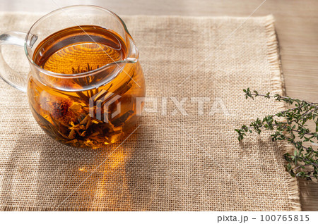 サーバーに入った中国花茶 サーバーに入った中国花茶 100765815