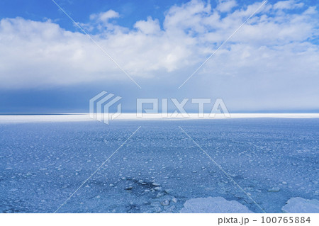 【北海道】冬の網走 能取岬の流氷 【北海道】冬の網走 能取岬の流氷 100765884