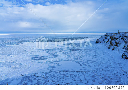 【北海道】冬の網走 能取岬の流氷 100765892
