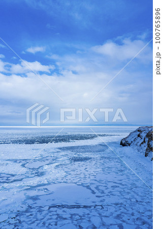 【北海道】冬の網走 能取岬の流氷 100765896
