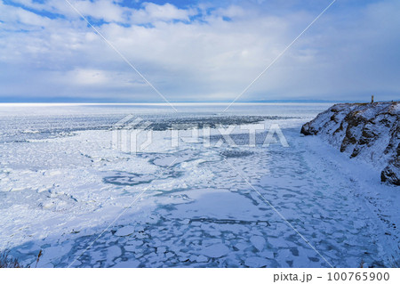 【北海道】冬の網走 能取岬の流氷 100765900