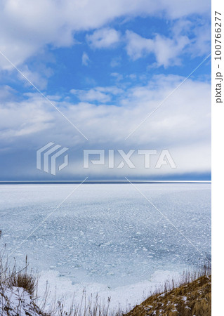 【北海道】冬の網走 能取岬の流氷 100766277