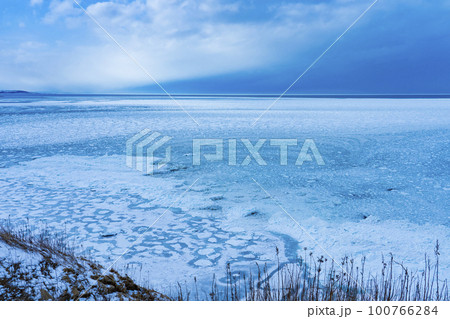 【北海道】冬の網走 能取岬の流氷 100766284