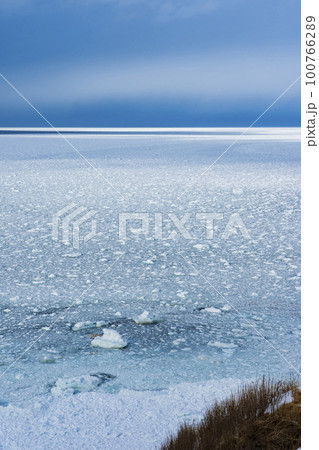 【北海道】冬の網走 能取岬の流氷 100766289