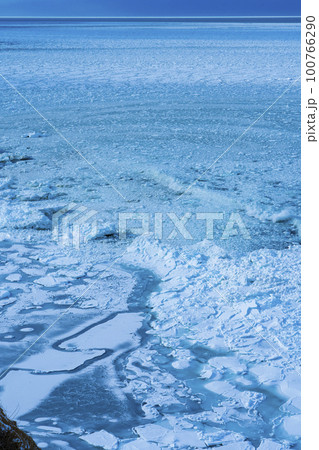【北海道】冬の網走 能取岬の流氷 100766290
