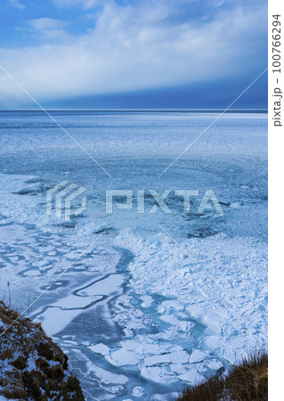 【北海道】冬の網走 能取岬の流氷 100766294