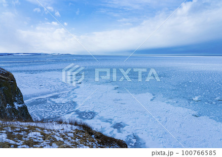 【北海道】冬の網走 能取岬の流氷 【北海道】冬の網走 能取岬の流氷 100766585
