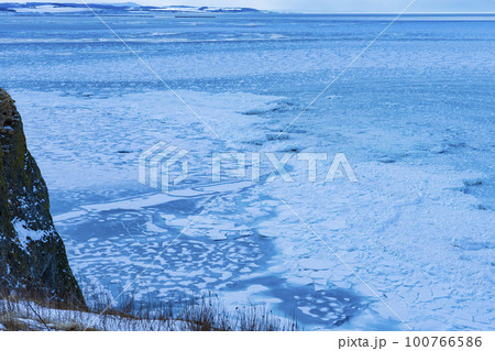 【北海道】冬の網走 能取岬の流氷 100766586