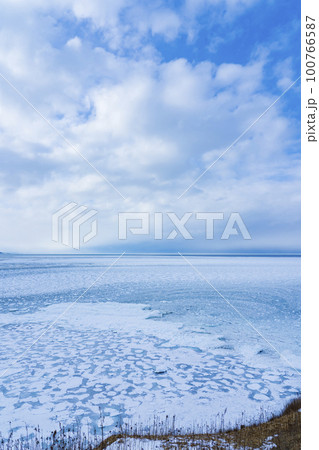 【北海道】冬の網走 能取岬の流氷 100766587