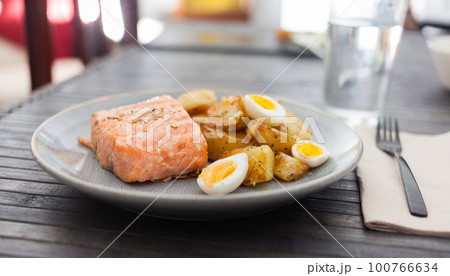 steamed salmon fillet with potato wedges and quail egg steamed salmon fillet with potato wedges and quail egg 100766634
