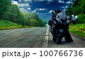 北海道でキャンプツーリングをしているバイクと真っ直ぐな道 100766736