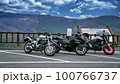 ツーリングをしているバイクと山 100766737