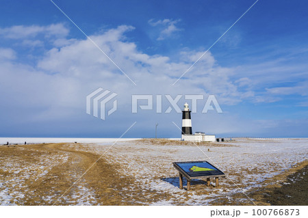 【北海道】冬景色 能取岬灯台と流氷 【北海道】冬景色 能取岬灯台と流氷 100766873