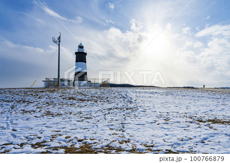 【北海道】冬景色 能取岬灯台と流氷 100766879