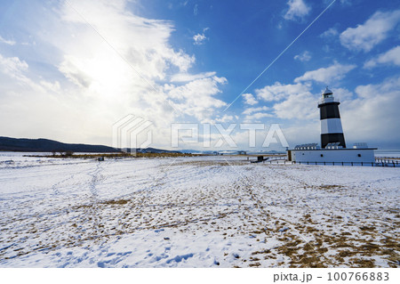 【北海道】冬景色 能取岬灯台と流氷 100766883
