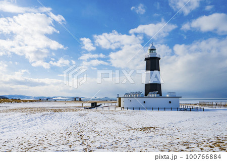 【北海道】冬景色 能取岬灯台と流氷 100766884