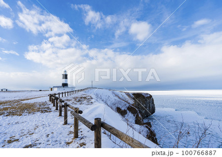 【北海道】冬景色 能取岬灯台と流氷 100766887