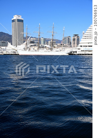 神戸メリケンパークと日本丸 神戸メリケンパークと日本丸 100766913