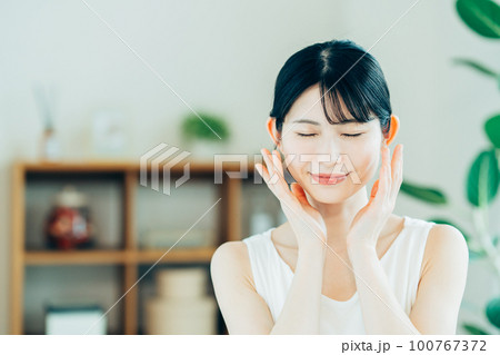 保湿を実感する女性。 100767372