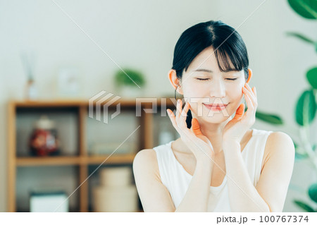 保湿を実感する女性。 保湿を実感する女性。 100767374
