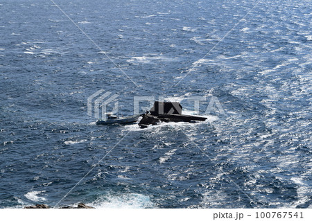 渡し船と釣り人 100767541