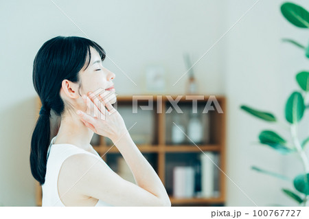 保湿を実感する女性。 保湿を実感する女性。 100767727