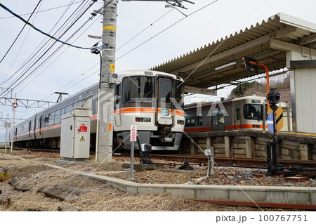 山梨県西八代郡市川三郷町のJR身延線鰍沢口駅の風景 100767751