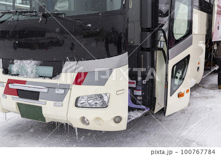 雪国の観光バス 100767784