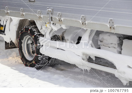チェーンを履いたトラックのタイヤ 100767795