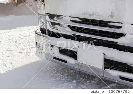 雪国のトラックのフロントグリル 雪国のトラックのフロントグリル 100767799