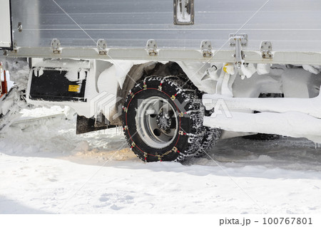 チェーンを履いたトラックのタイヤ 100767801