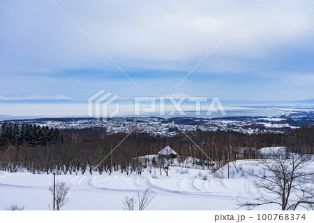 オホーツク流氷館展望台から望む冬の網走市街地 オホーツク流氷館展望台から望む冬の網走市街地 100768374
