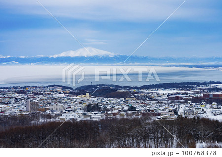 オホーツク流氷館展望台から望む冬の網走市街地 100768378