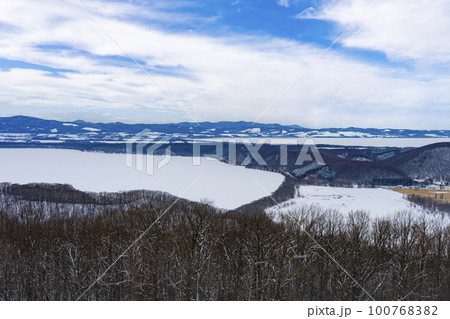 オホーツク流氷館展望台から望む冬の網走市街地 オホーツク流氷館展望台から望む冬の網走市街地 100768382