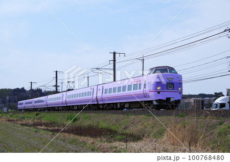 スーパーやくものリバイバル塗装で運行の特急やくも号 100768480