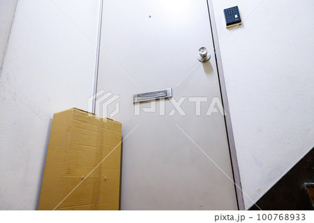 置き配 マンション入口 100768933