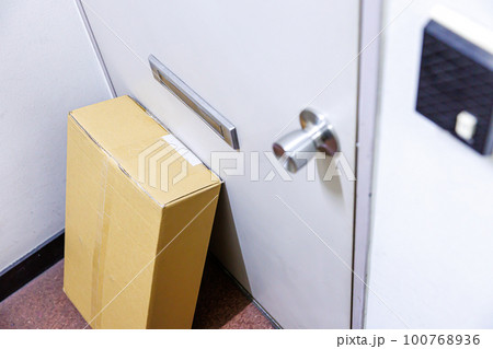 置き配 マンション入口 100768936